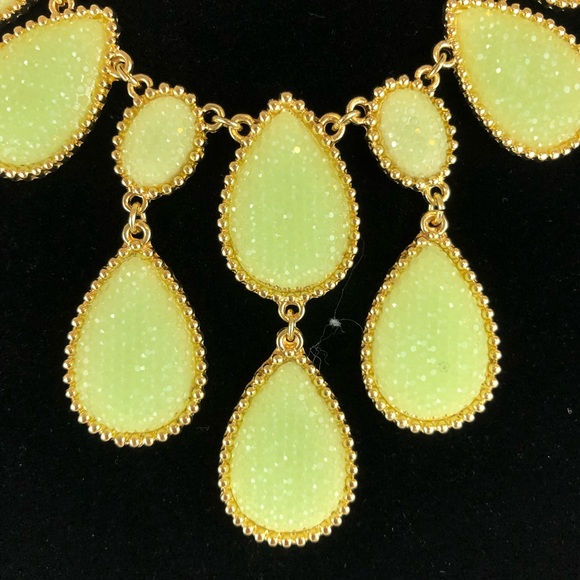 SALE 👀 Gold Tone Green Textured Necklace - Picture 5 of 6
